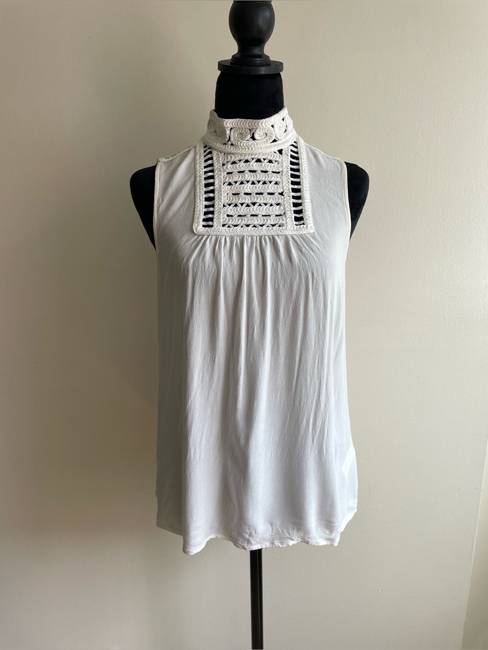 H&M Ivory Embroidered High Neck Sleeveless Blouse 100% Viscose Size M US 6